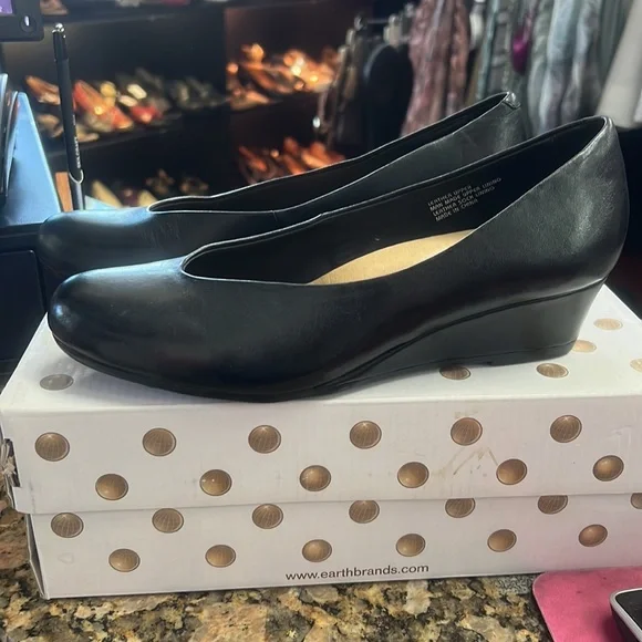 New EARTH Woodbury Black Leather Wedge Pumps Slip-on Women's Shoes 7.5 - Picture 3 of 5